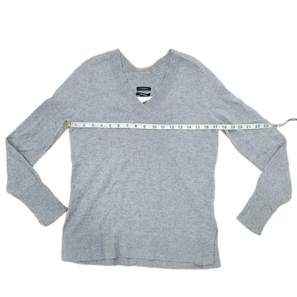 HALOGEN 100% cashmere V neck Sweater